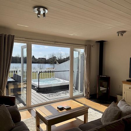 Medway Hot Tub Lodge South Cerney Extérieur photo