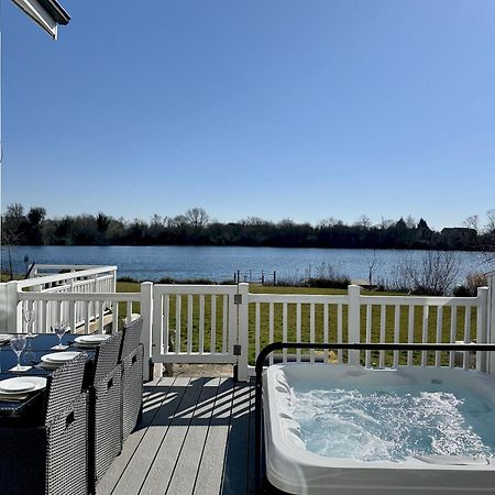 Medway Hot Tub Lodge South Cerney Extérieur photo