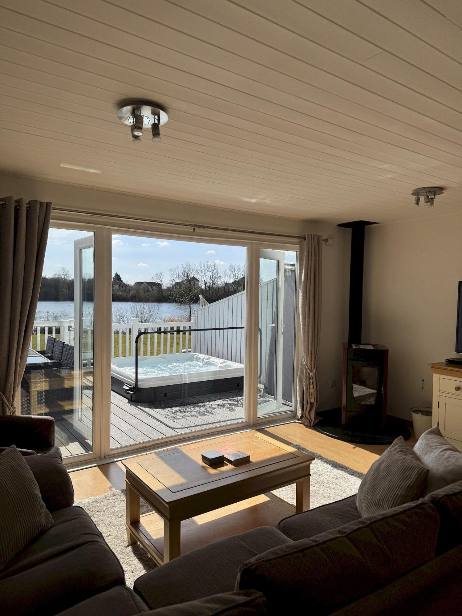 Medway Hot Tub Lodge South Cerney Extérieur photo