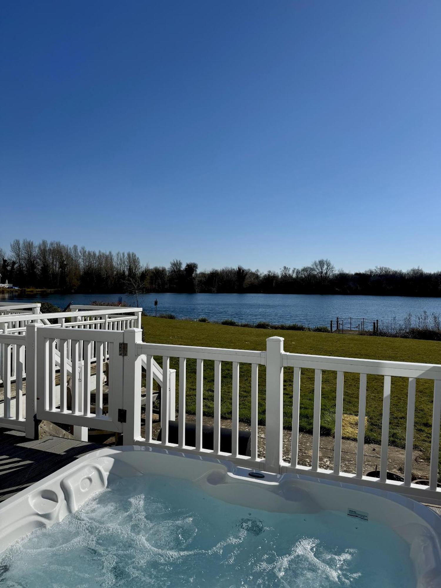 Medway Hot Tub Lodge South Cerney Extérieur photo
