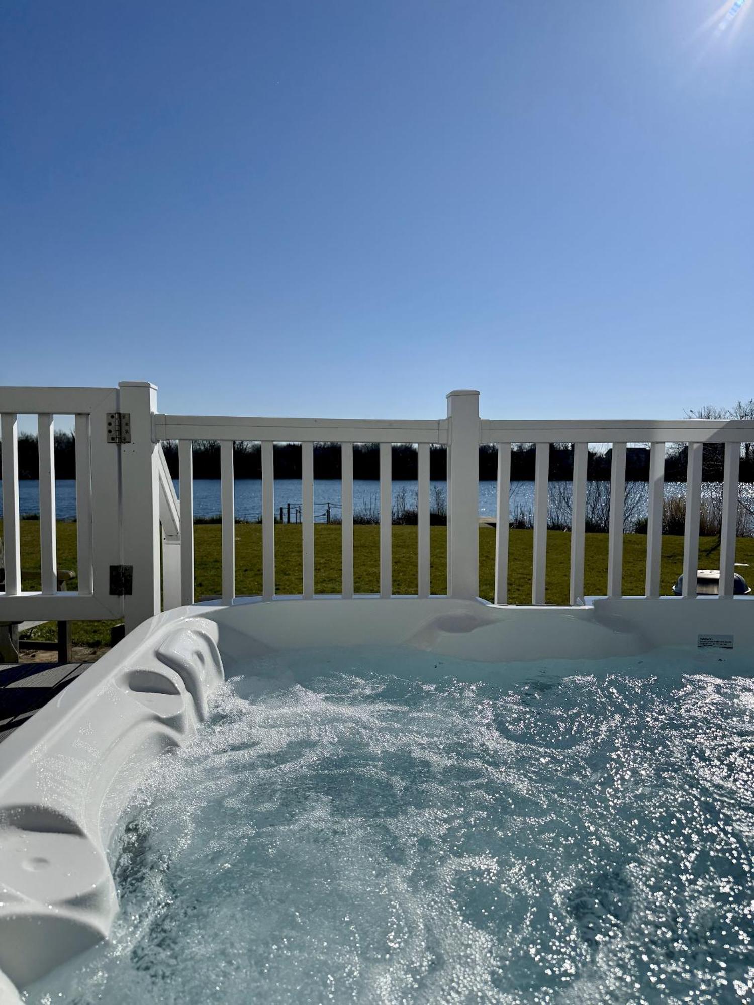 Medway Hot Tub Lodge South Cerney Extérieur photo