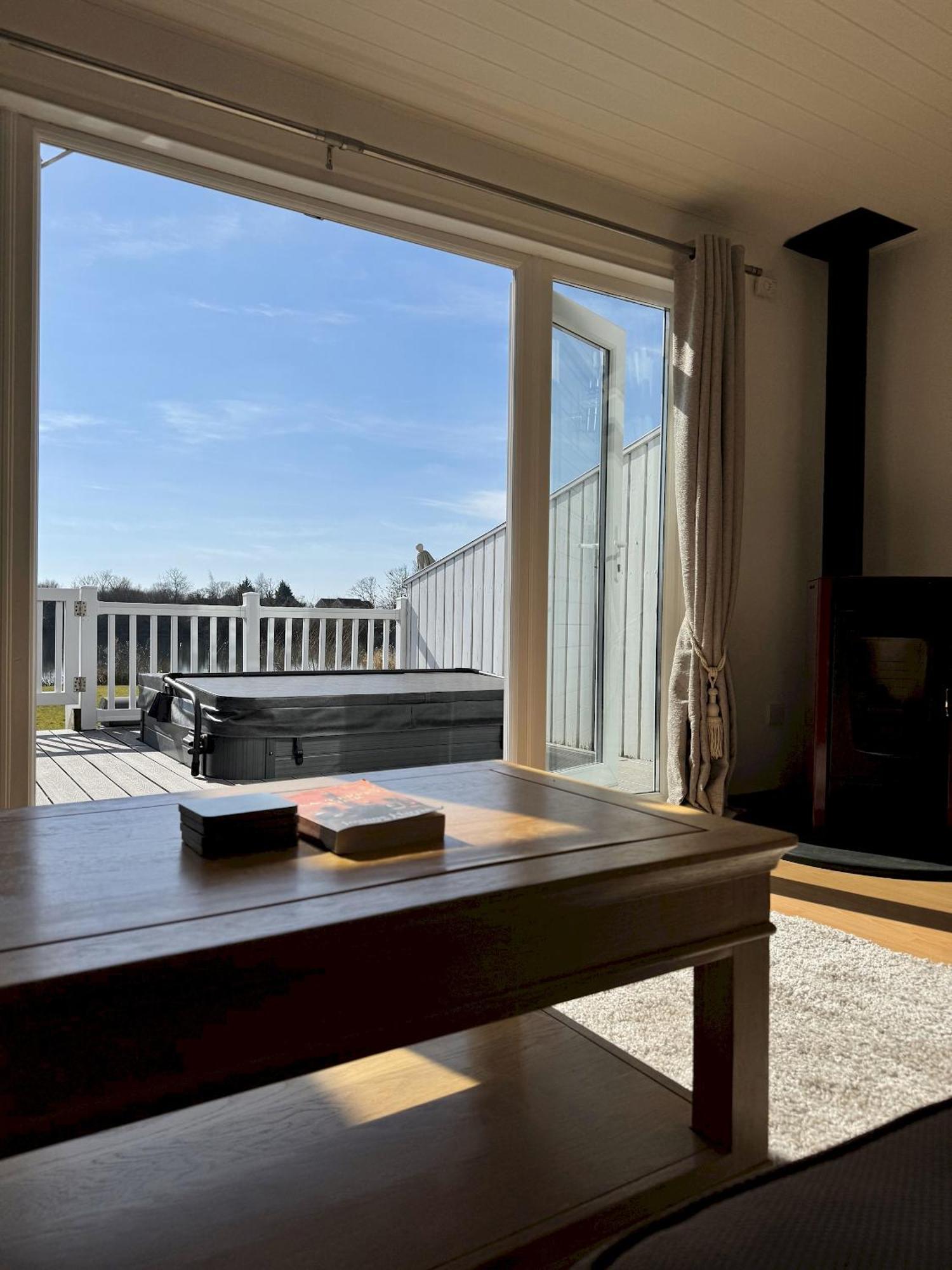 Medway Hot Tub Lodge South Cerney Extérieur photo