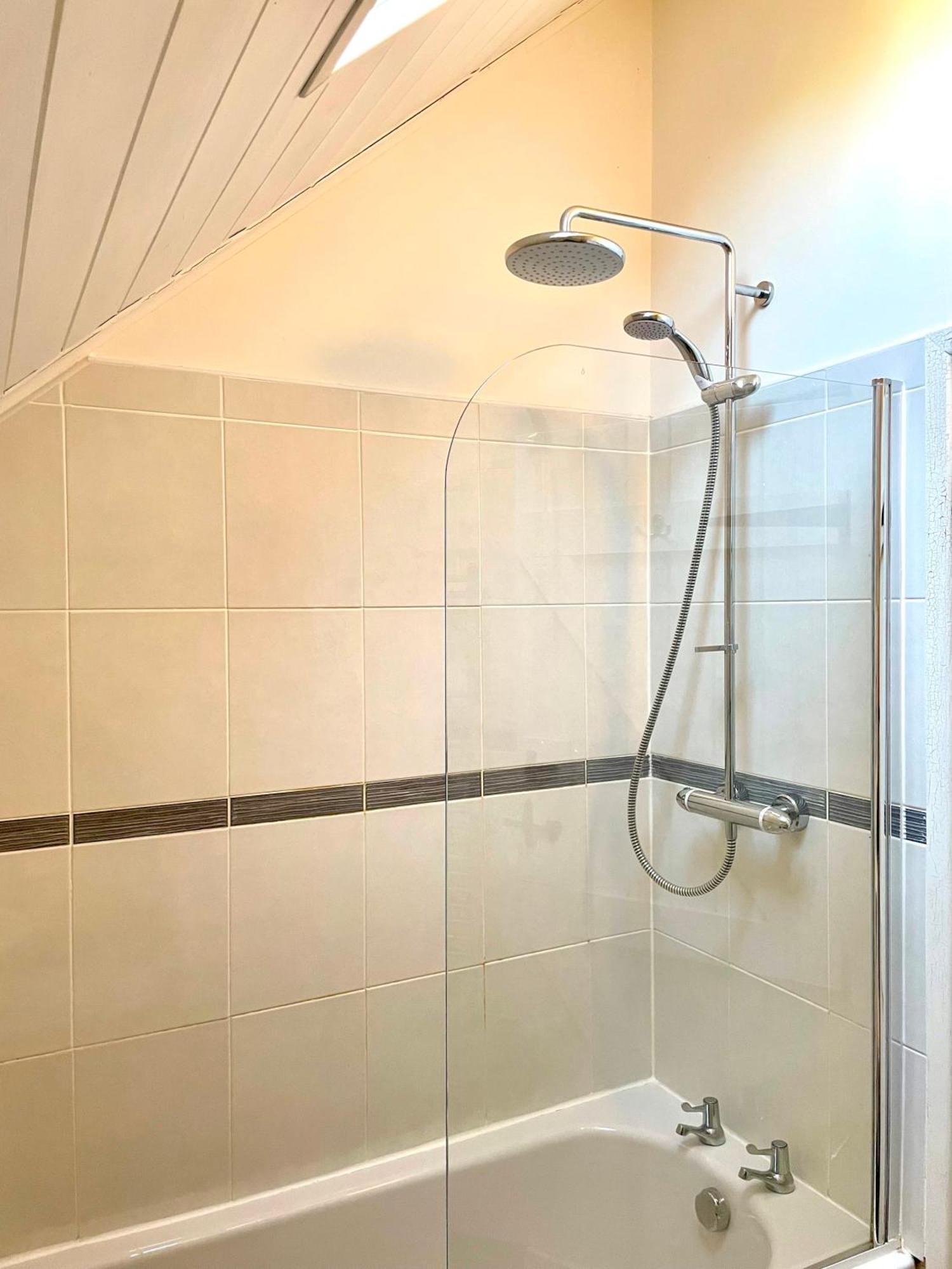 Medway Hot Tub Lodge South Cerney Extérieur photo