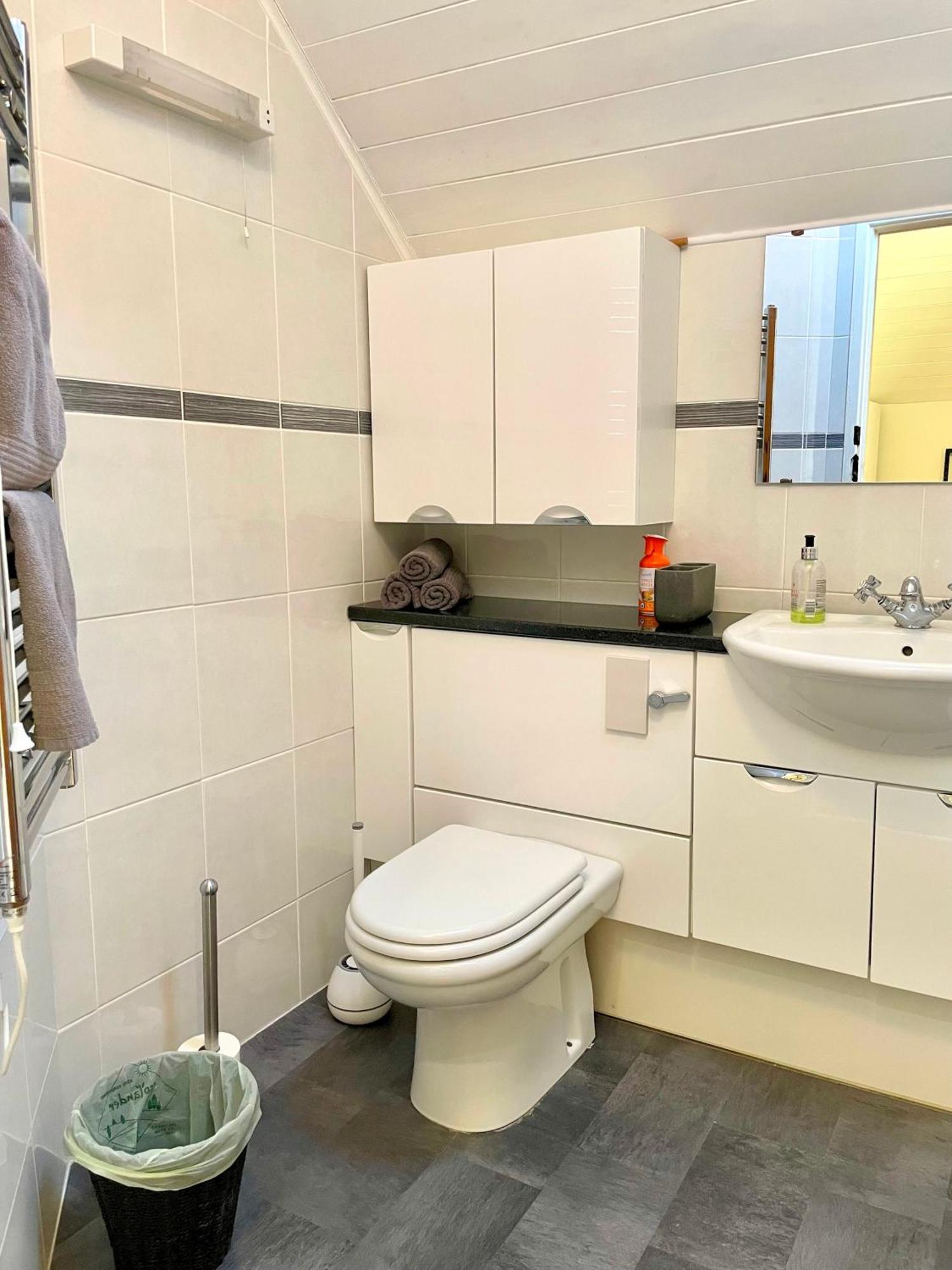 Medway Hot Tub Lodge South Cerney Extérieur photo