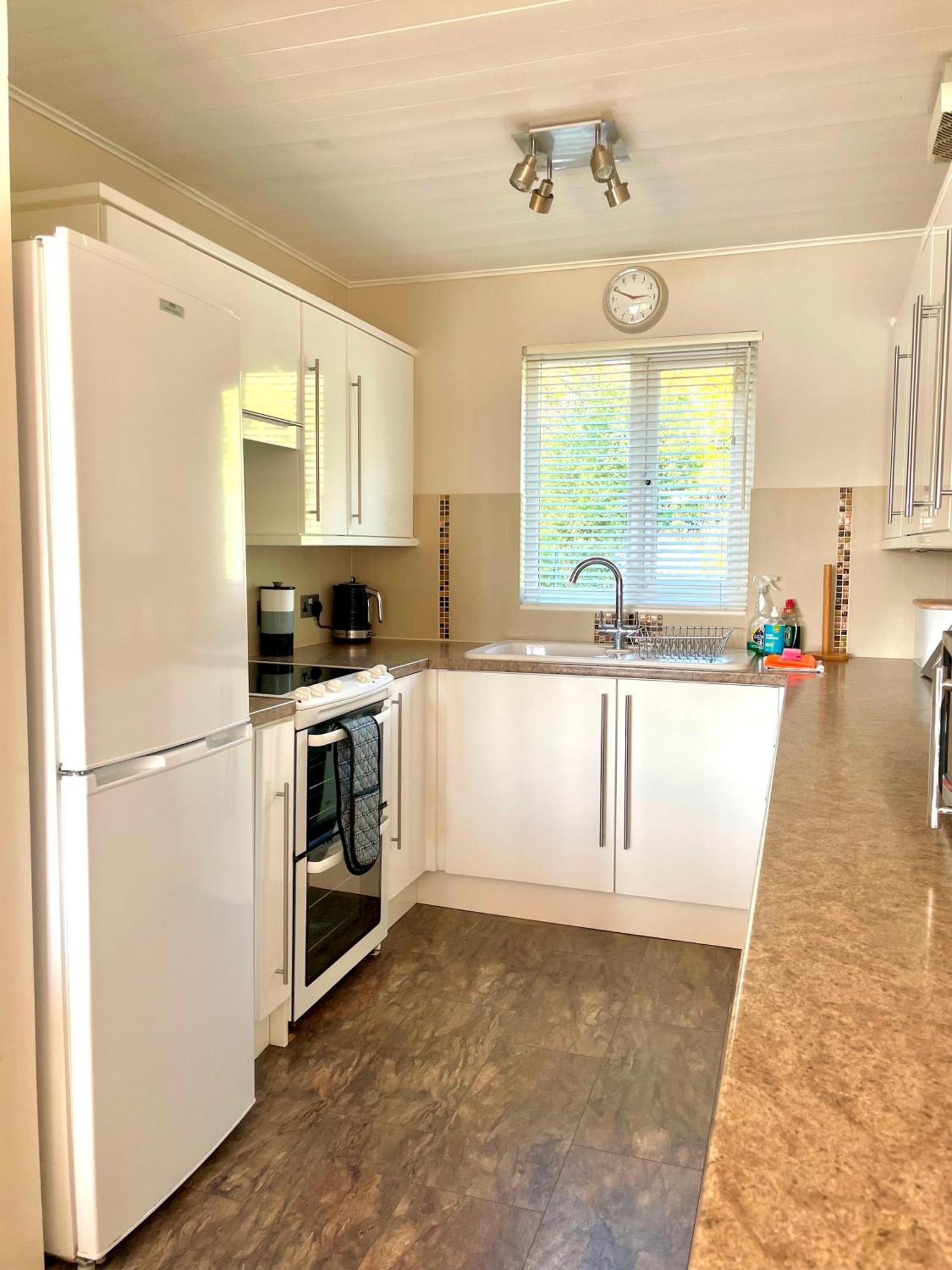 Medway Hot Tub Lodge South Cerney Extérieur photo