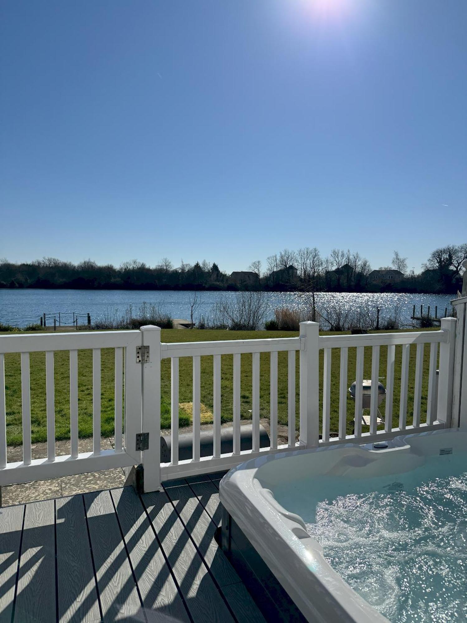 Medway Hot Tub Lodge South Cerney Extérieur photo
