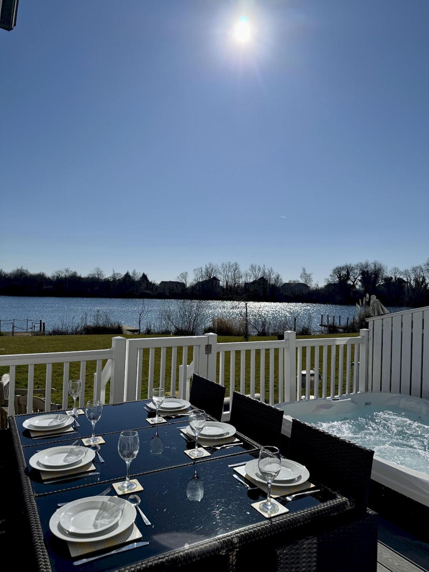 Medway Hot Tub Lodge South Cerney Extérieur photo