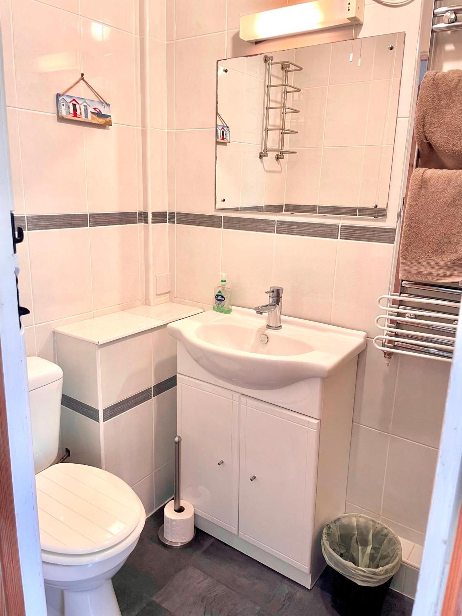 Medway Hot Tub Lodge South Cerney Extérieur photo