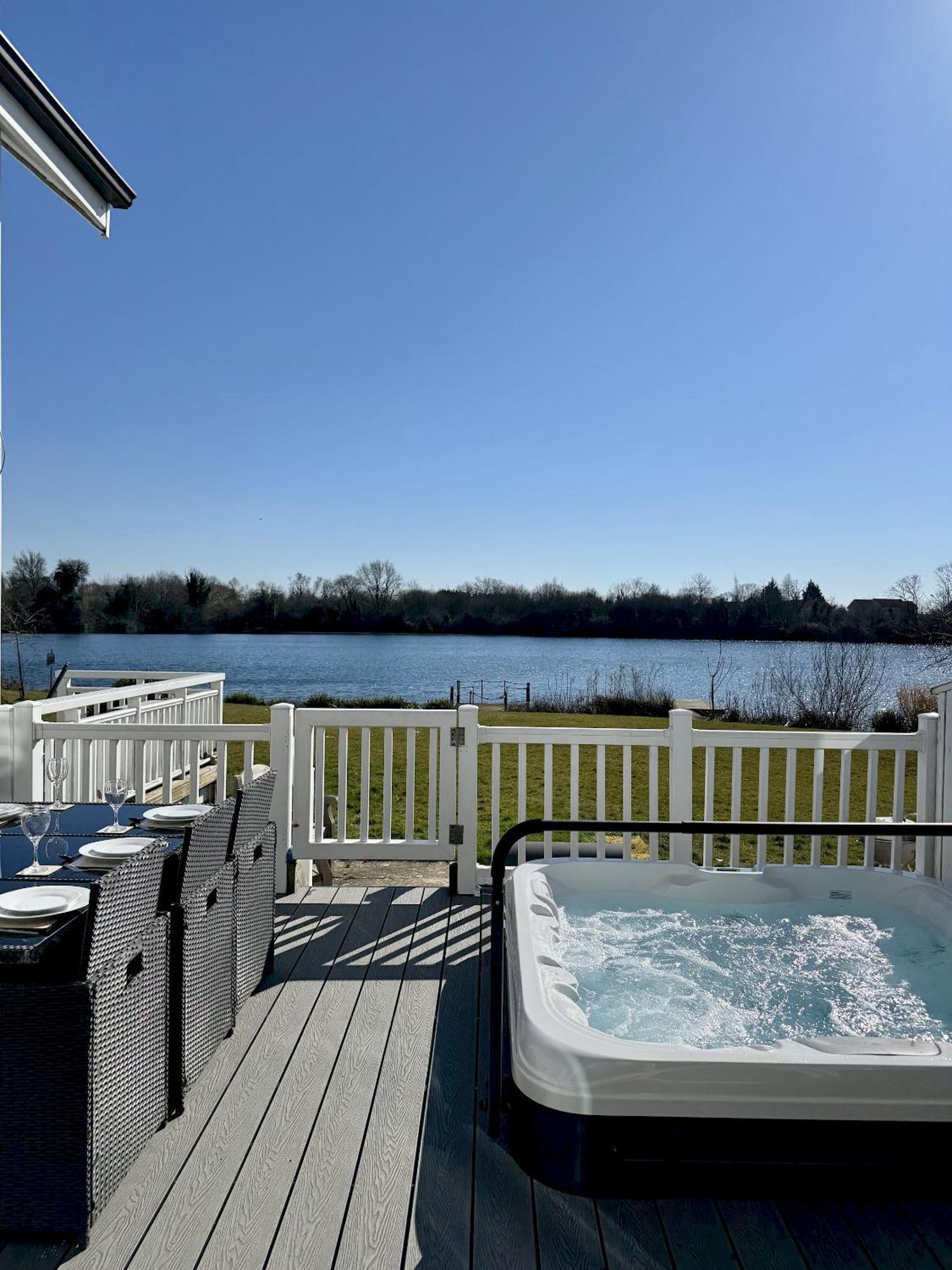 Medway Hot Tub Lodge South Cerney Extérieur photo